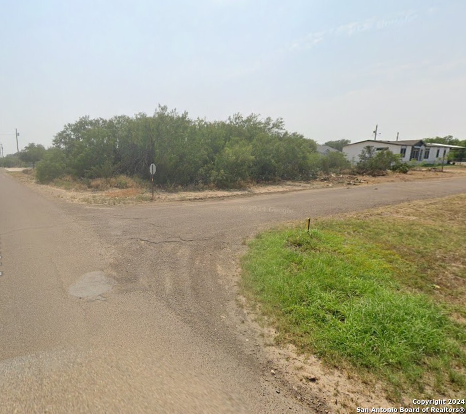 211 Hawk St, ZAPATA, TX 78076 — photo 1