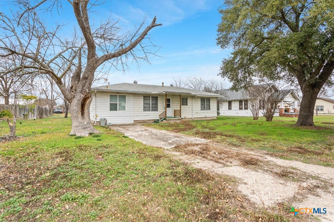 320 E Davilla Street, Bartlett, TX 76511 — photo 1