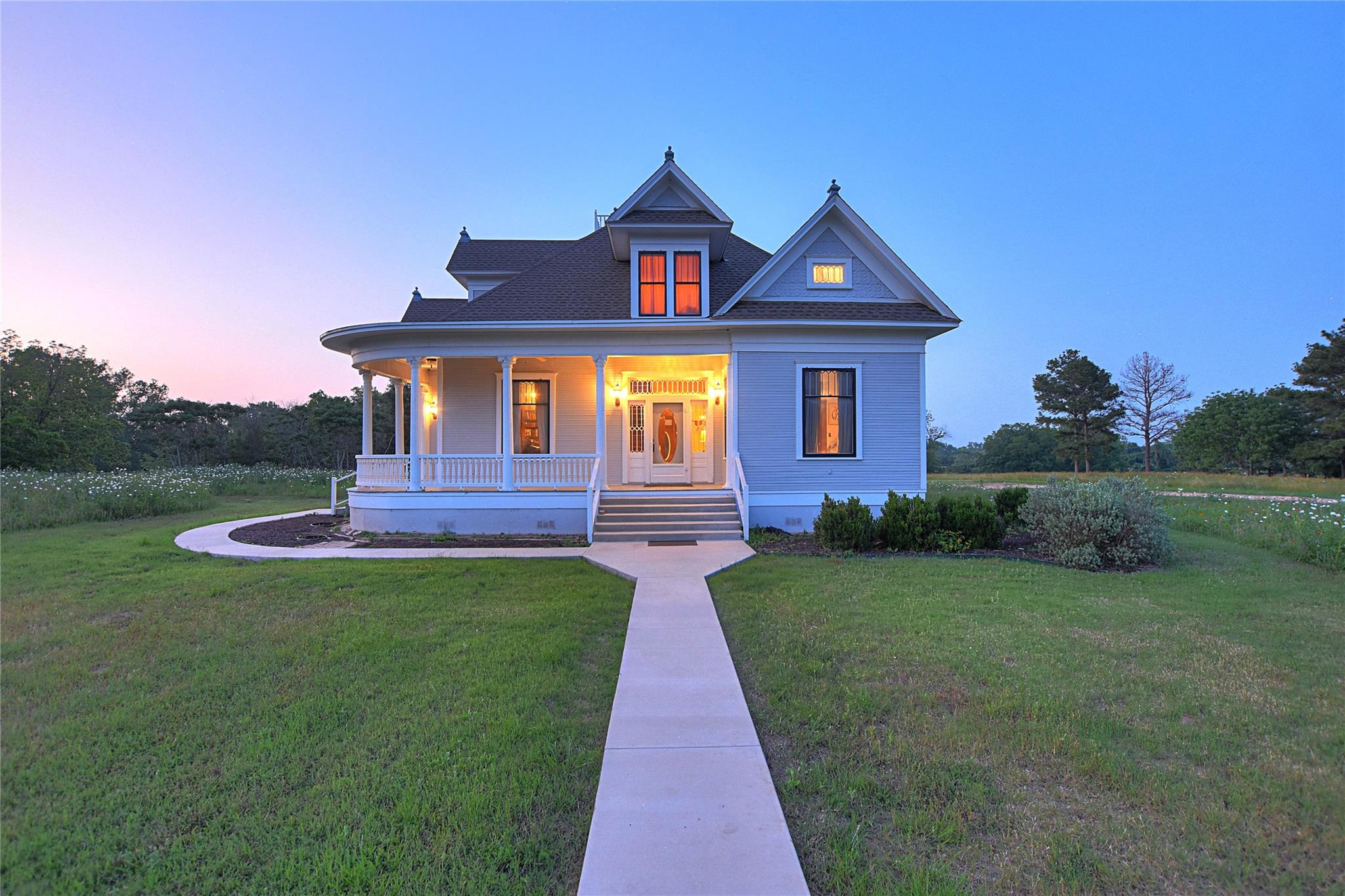 807 Colorado, Smithville, TX 78957 — photo 1