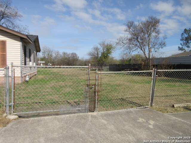 000 ELDRIDGE AVE, San Antonio, TX 78237 — photo 1