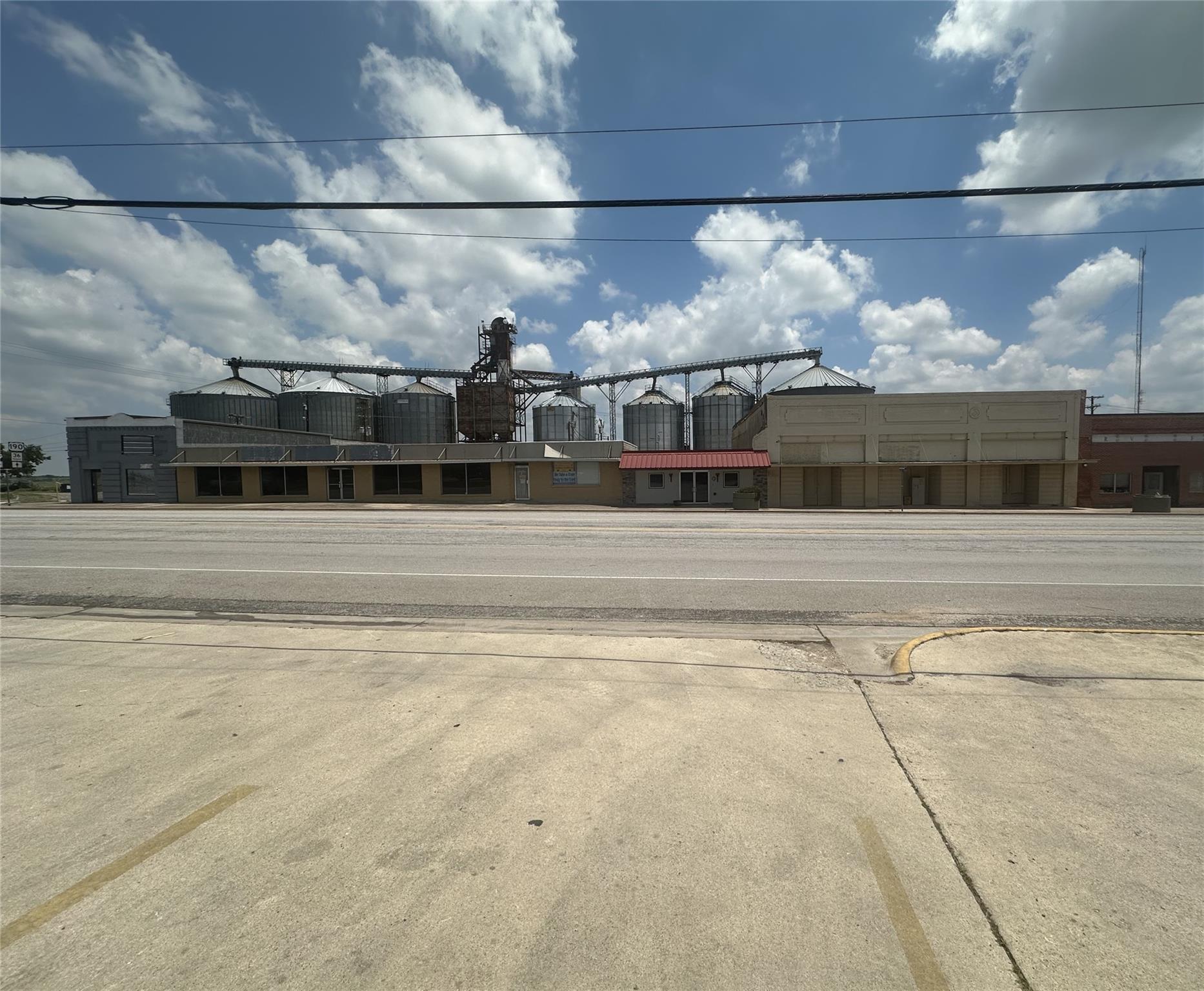 8 W Mesquite Ave, Rogers, TX 76569 — photo 1