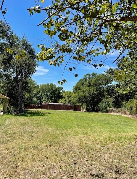 505 E 4th St, Cameron, TX 76520 — photo 1