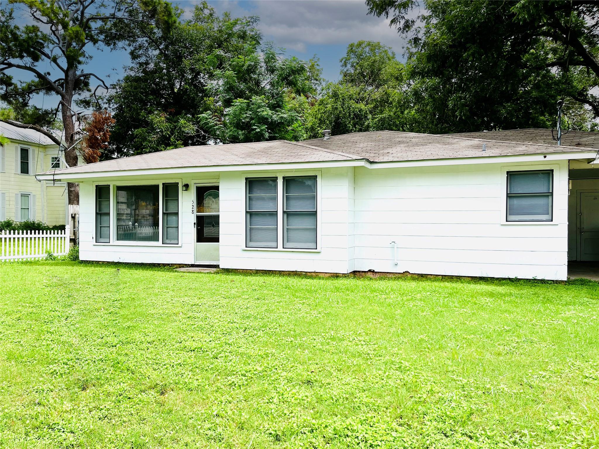 528 E Milam St, La Grange, TX 78945 — photo 1