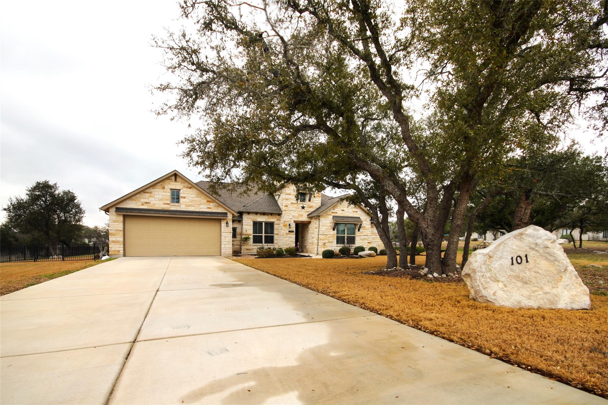 101  Rocky Summit Ct, Spicewood, TX 78669 — photo 1