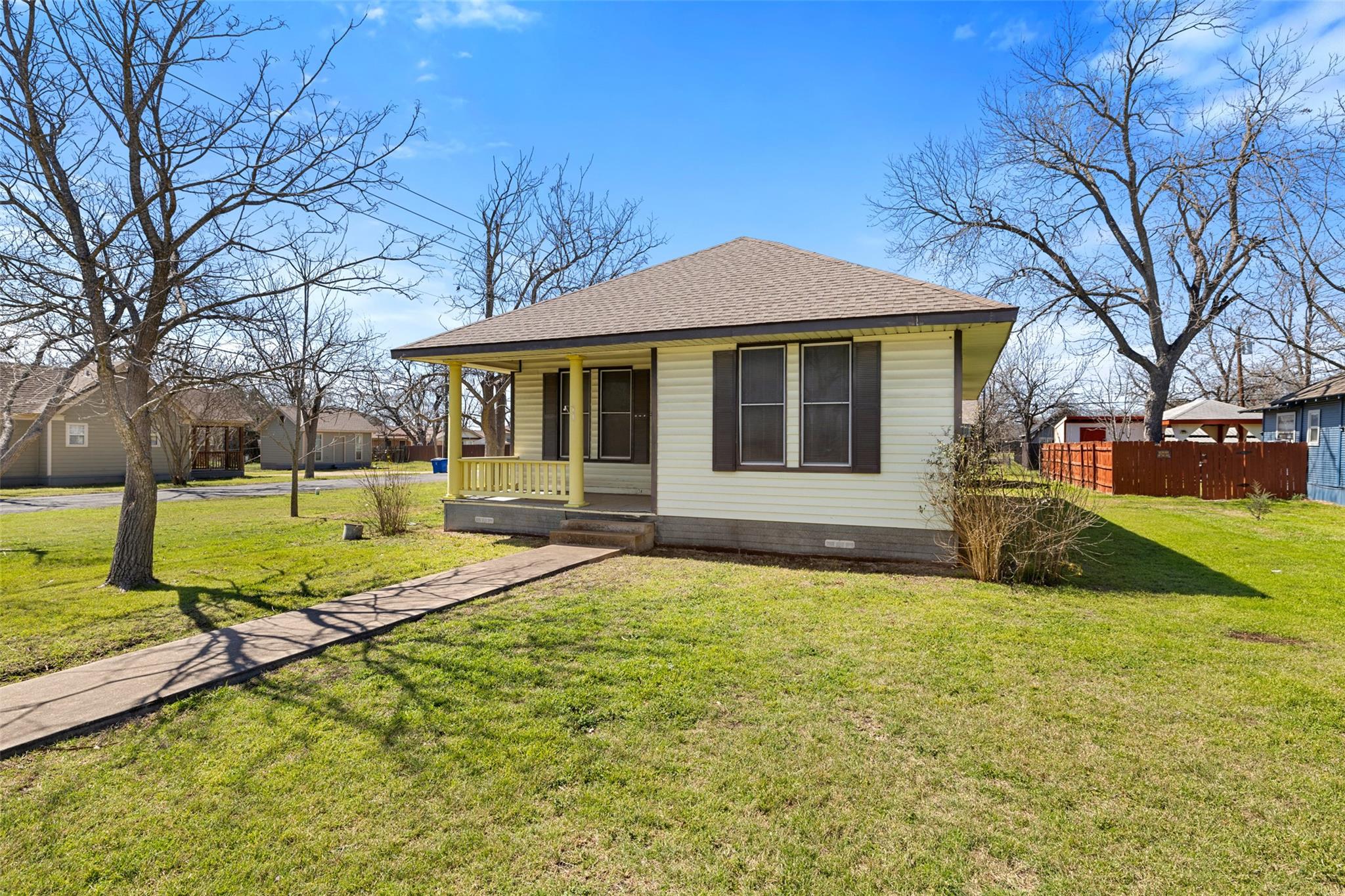 303  Vernon St, Taylor, TX 76574 — photo 1