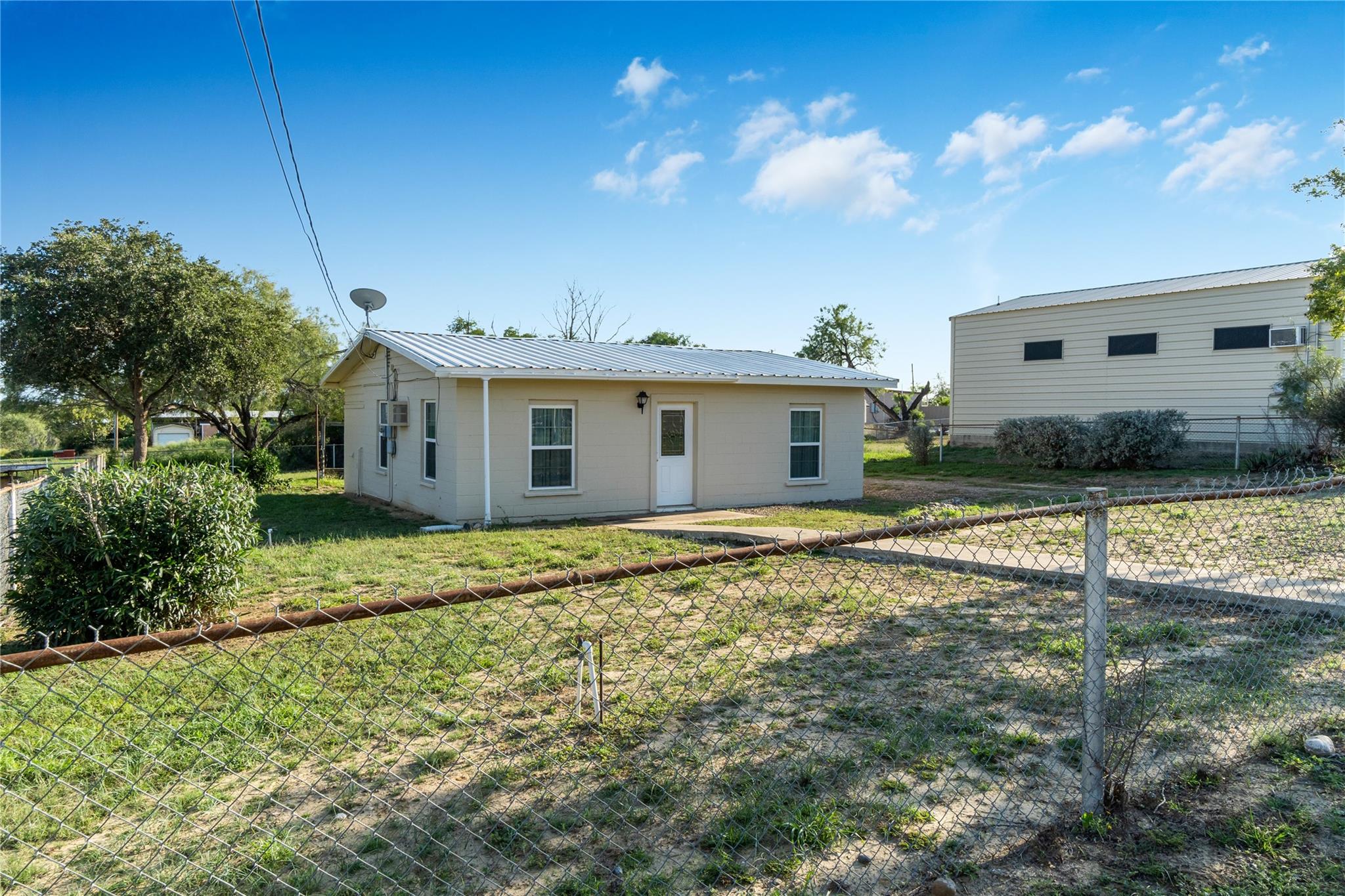 106 Overview, Zapata, TX 78076 — photo 1