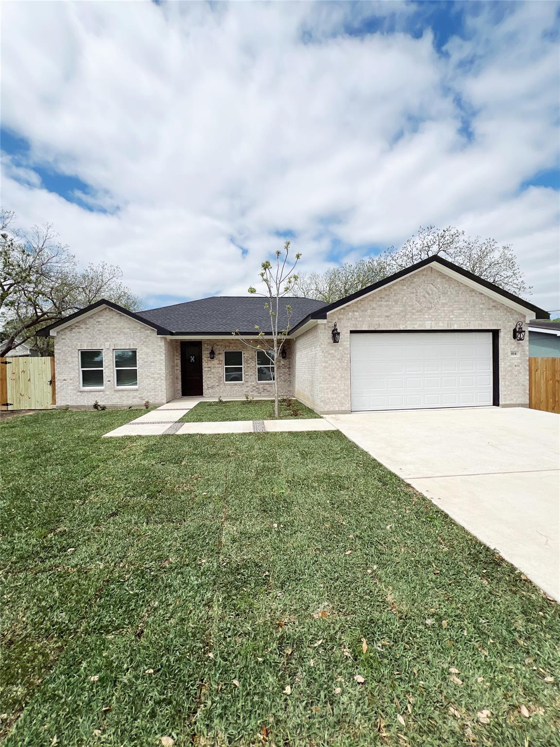 614 S Middle St, Flatonia, TX 78941 — photo 1