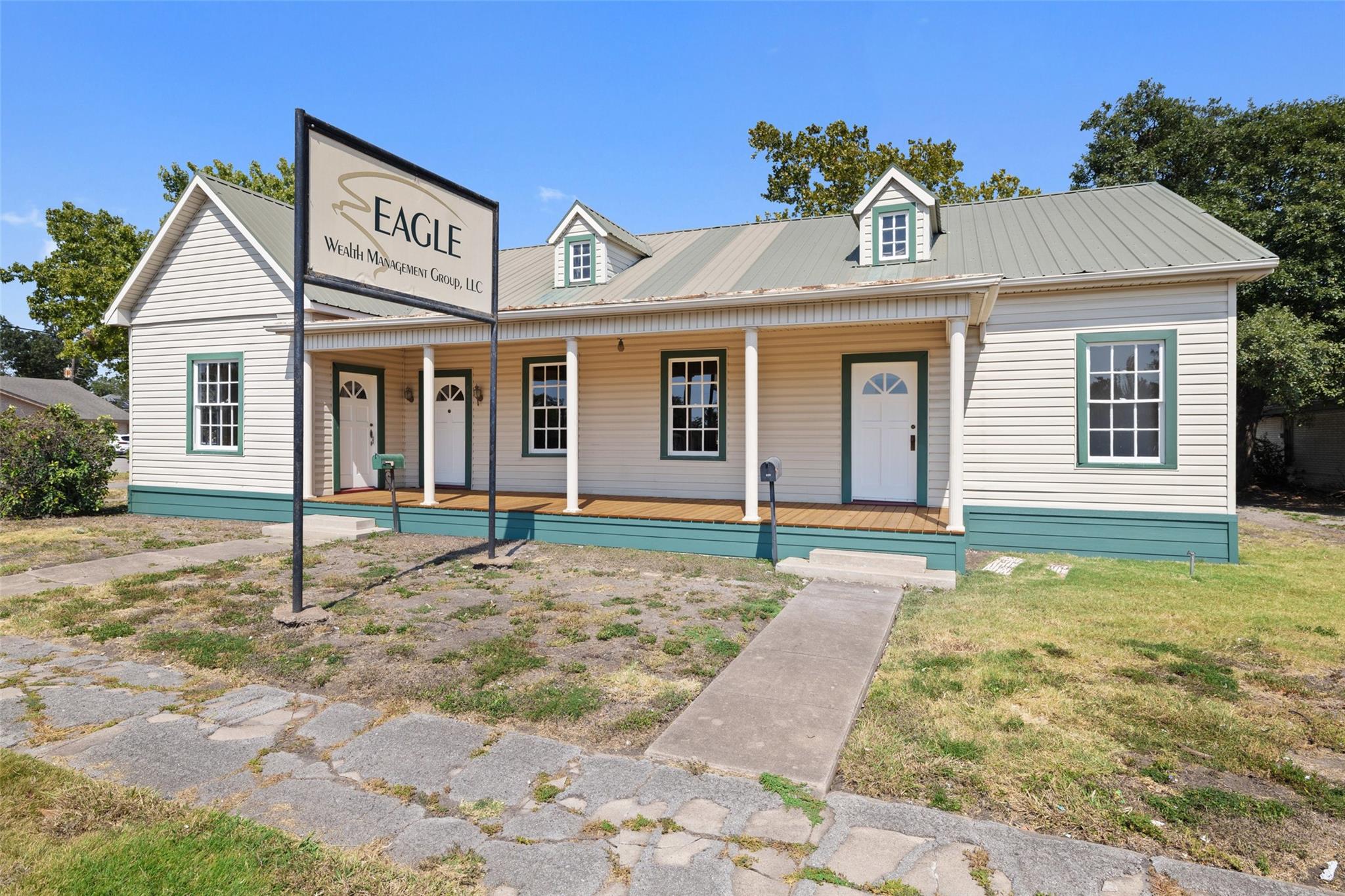 620 Main, Taylor, TX 76574 — photo 1