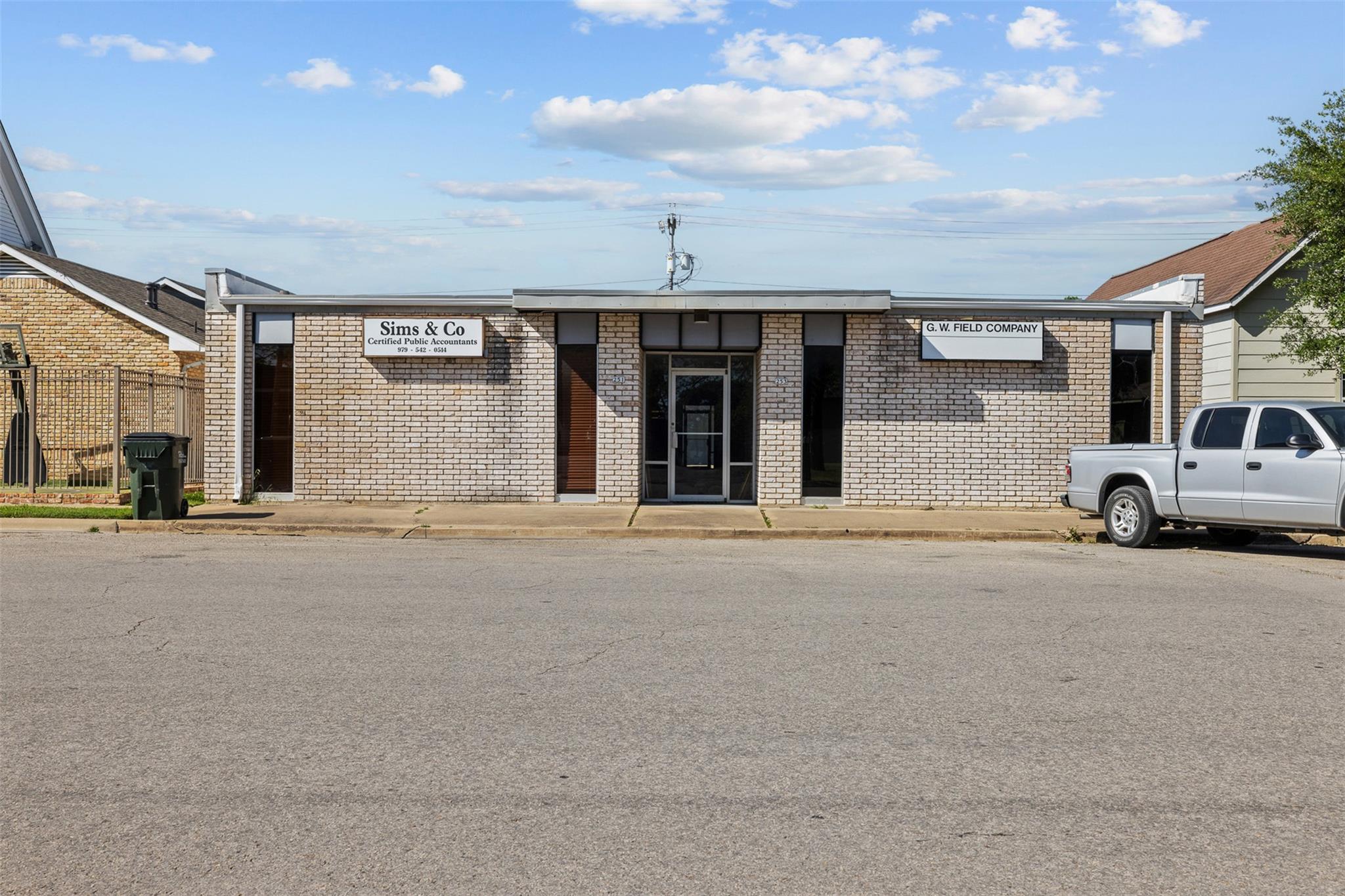 251 E Hempstead St, Giddings, TX 78942 — photo 1