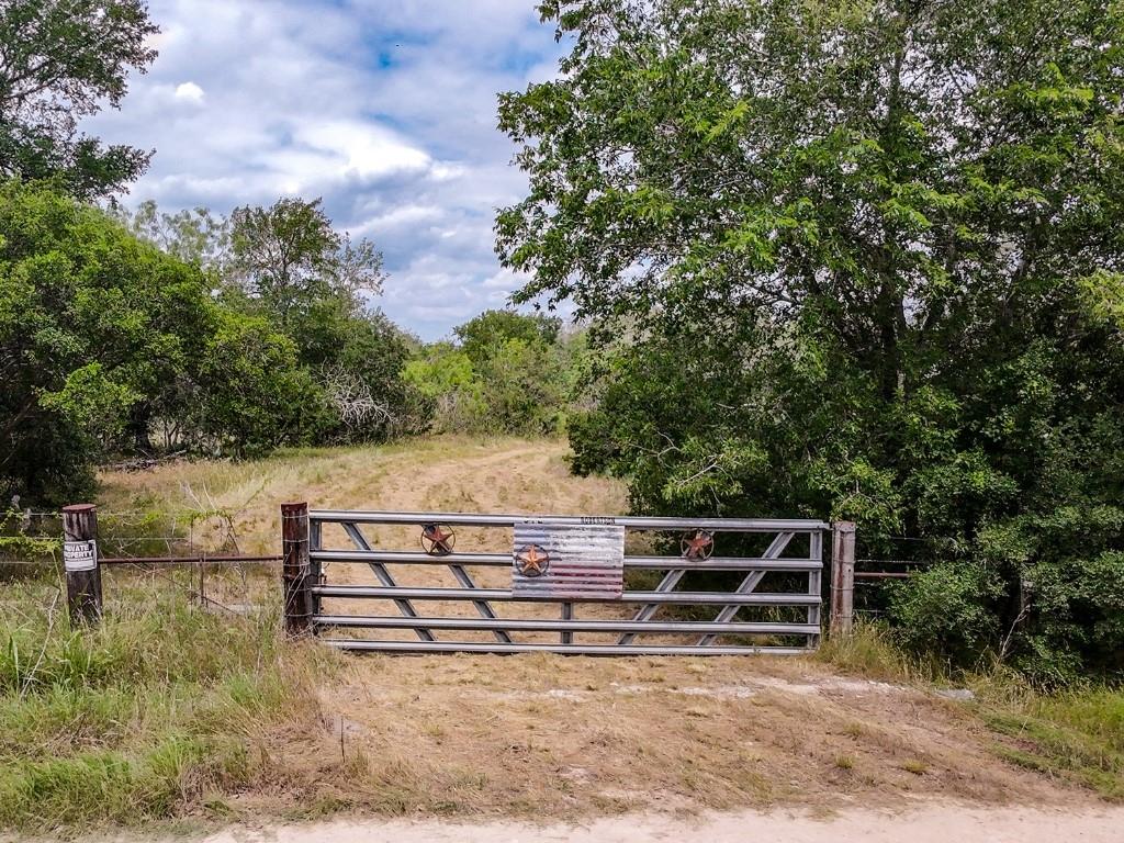 502 Robertson Rd, Smiley, TX 78159 — photo 1