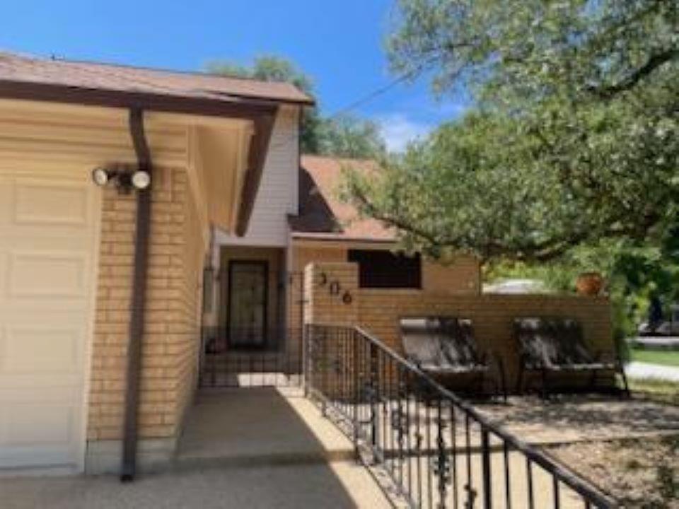 306 Arnold, Lampasas, TX 76550 — photo 1