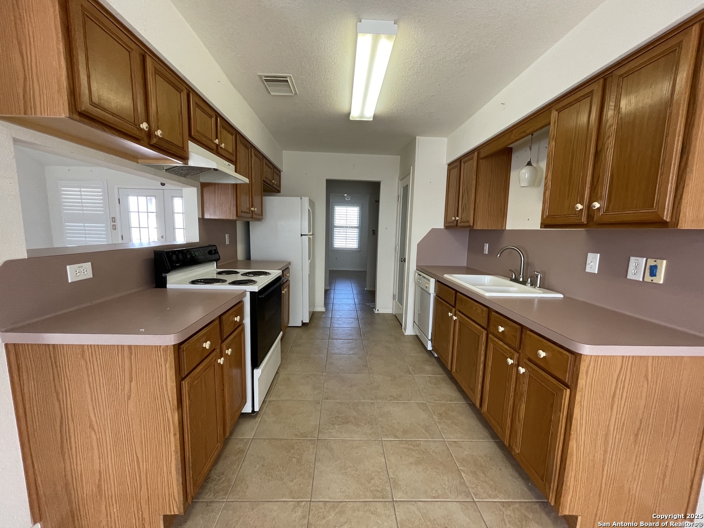 740 Country Trl, Pleasanton, TX 78064 — photo 1