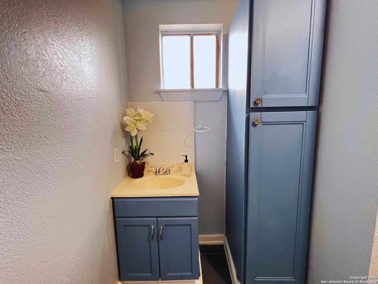 1046 Rivas St, San Antonio, TX 78207 — photo 1