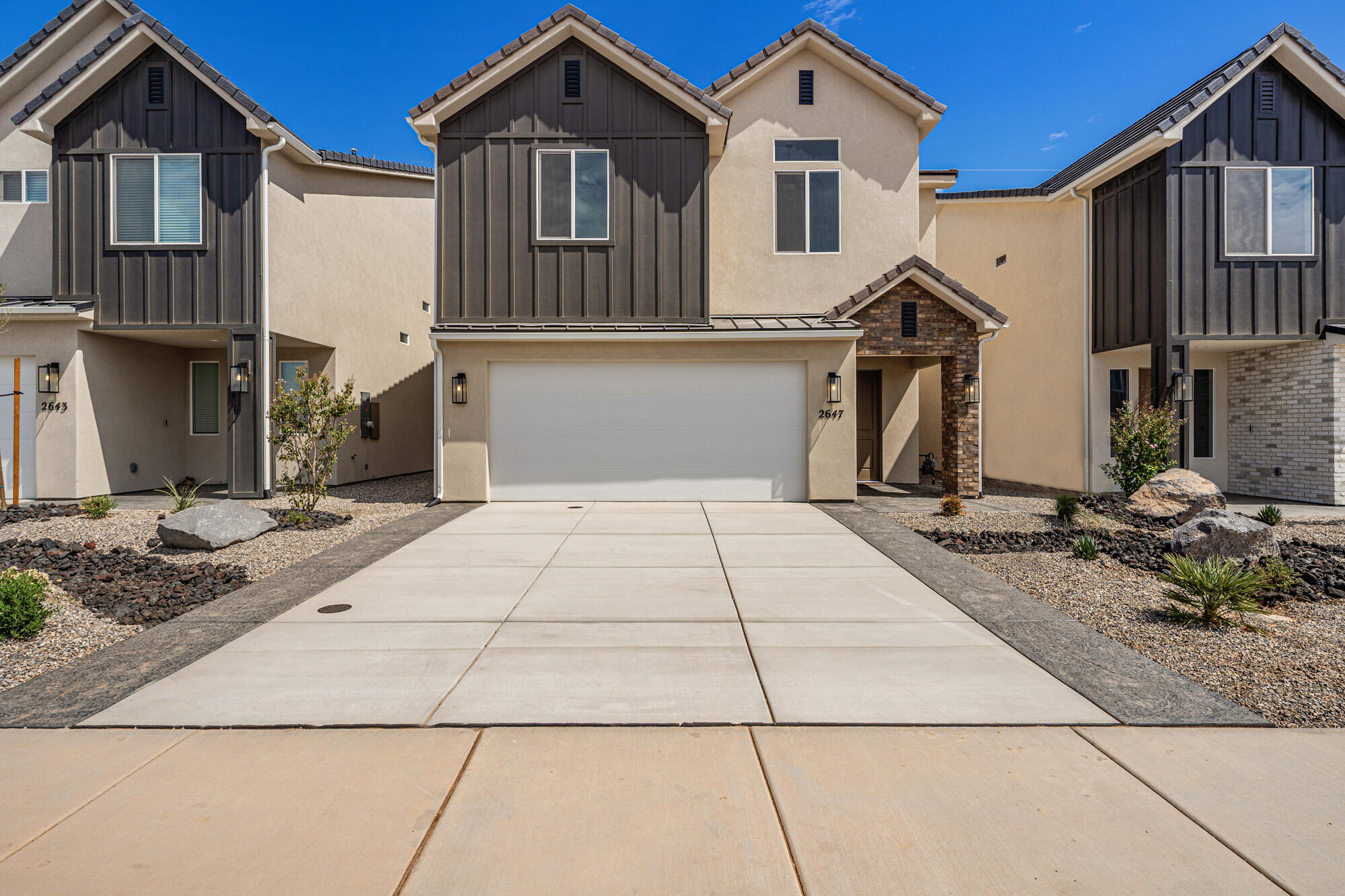2647 E Suniva Way