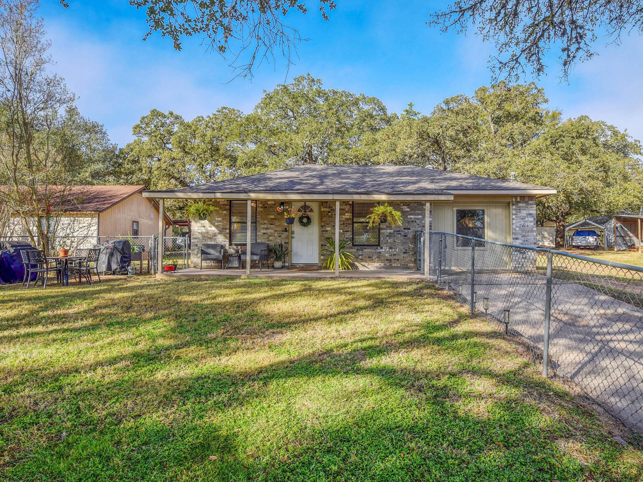 504 Hickory, Smithville, TX 78957 — photo 1