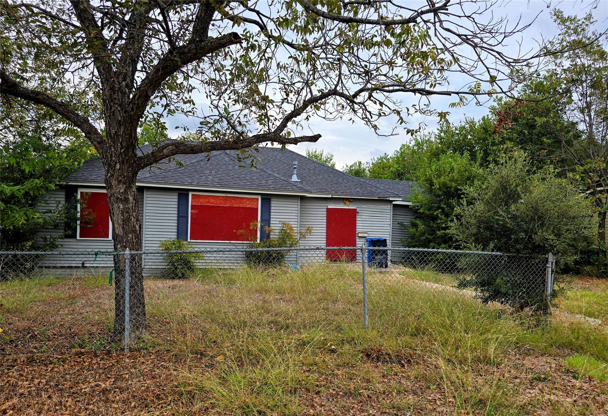 914 Porter, Taylor, TX 76574 — photo 1