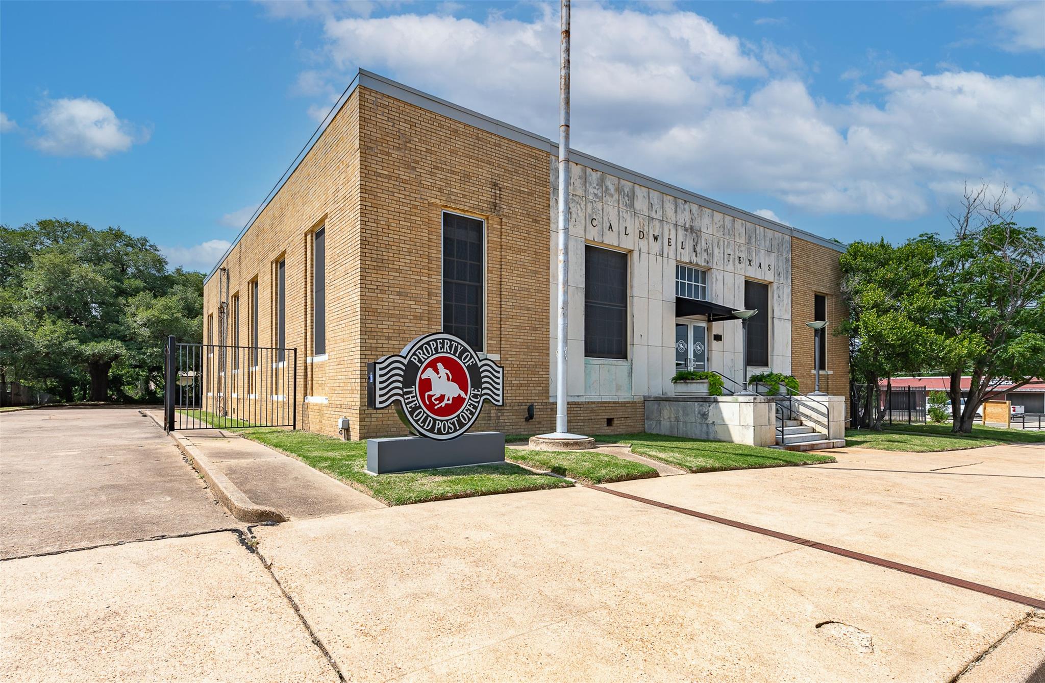 102 Fox, Caldwell, TX 77836 — photo 1