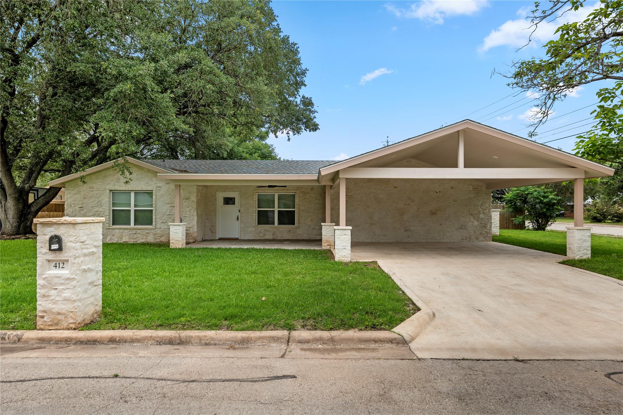 412 Oak, Bastrop, TX 78602 — photo 1