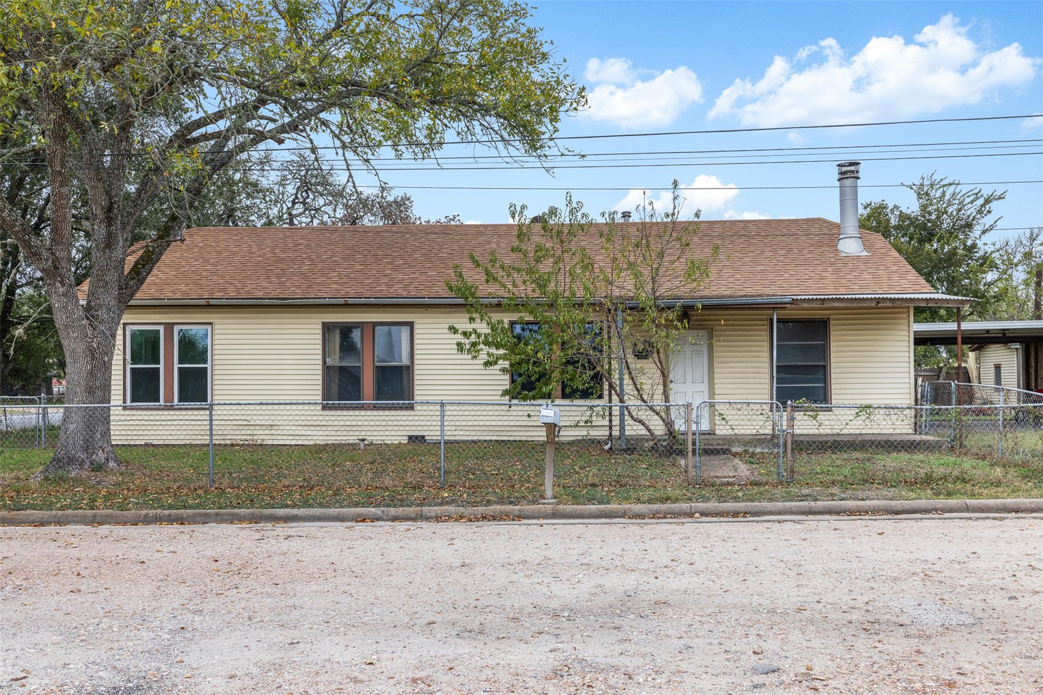148 E Boundary St, Giddings, TX 78942 — photo 1
