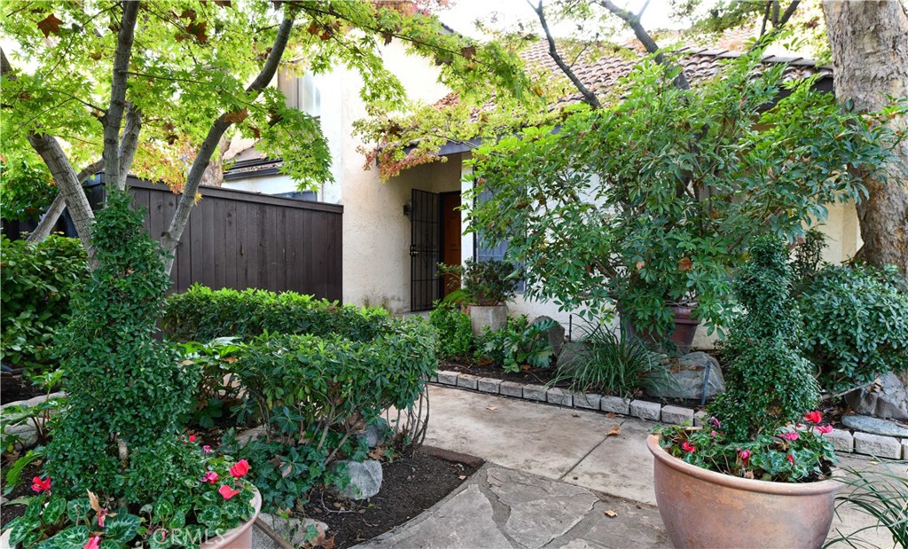 2890 Huntington 110, Fresno, CA 93721 — photo 1