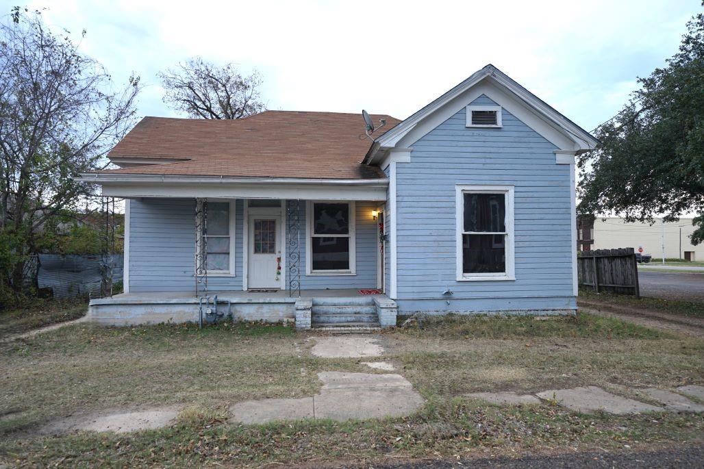 107 S Crockett Ave, Cameron, TX 76520 — photo 1