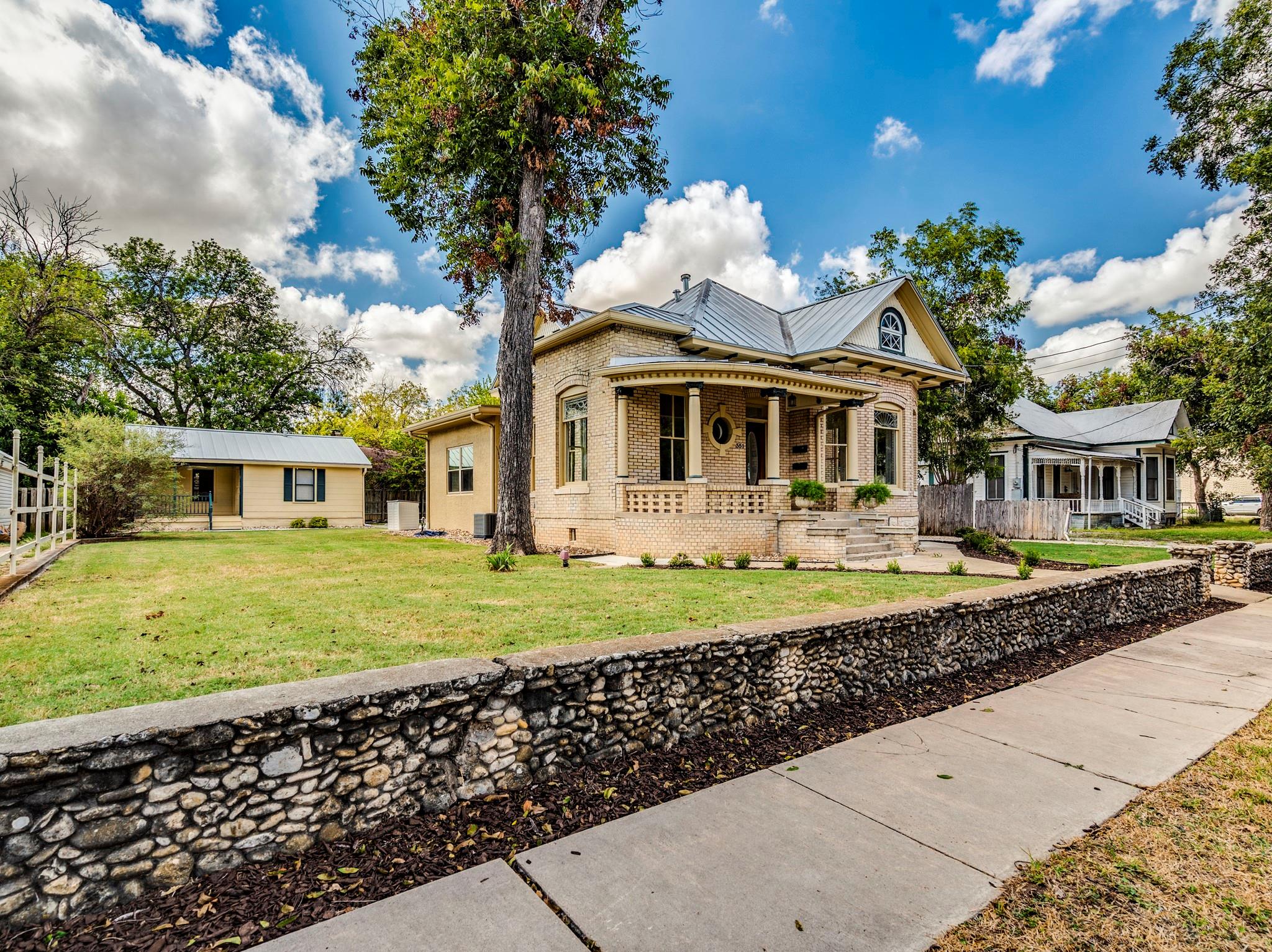 351 Guenther, New Braunfels, TX 78130 — photo 1