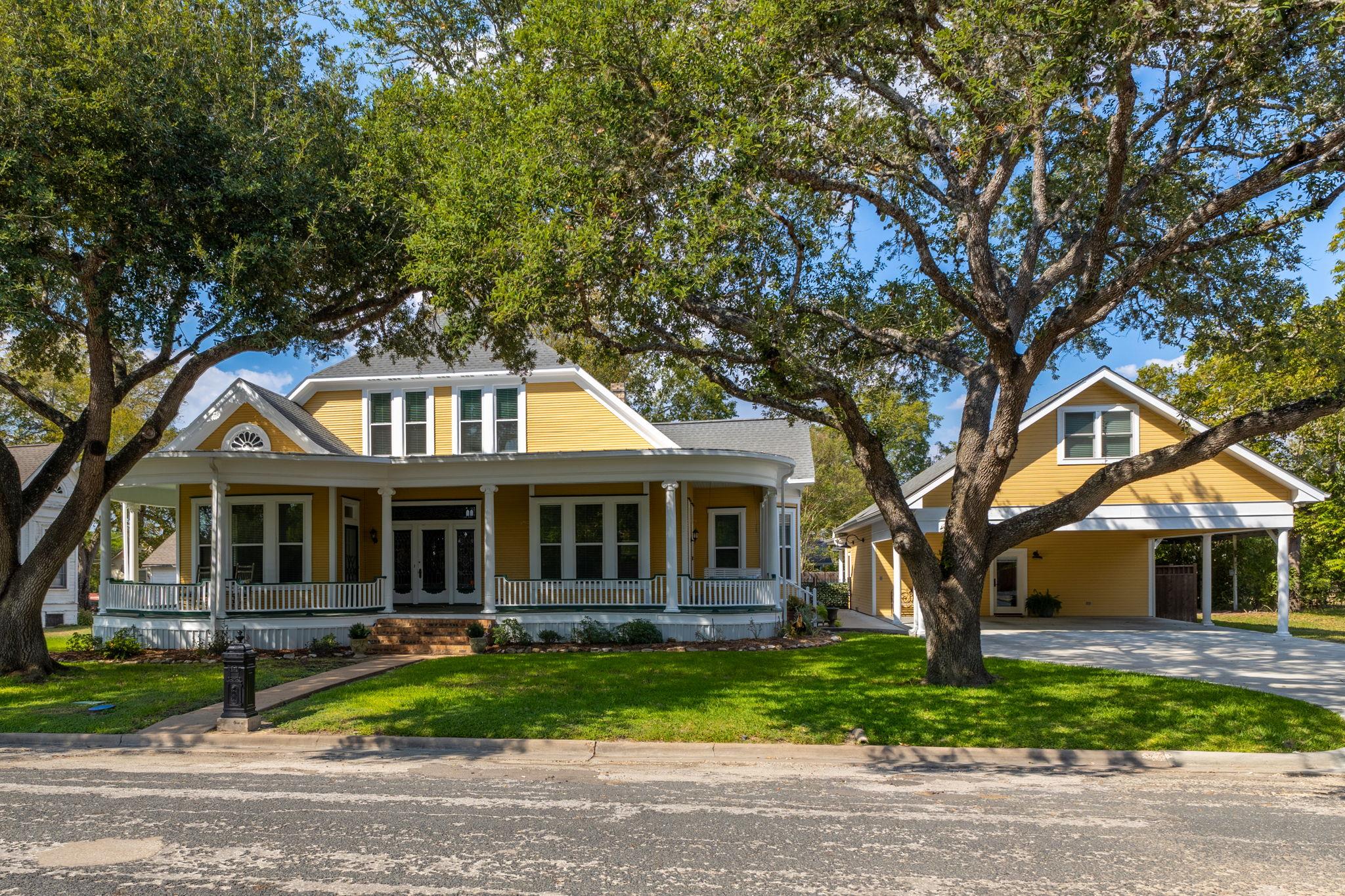 809 Paulus, Schulenburg, TX 78956 — photo 1