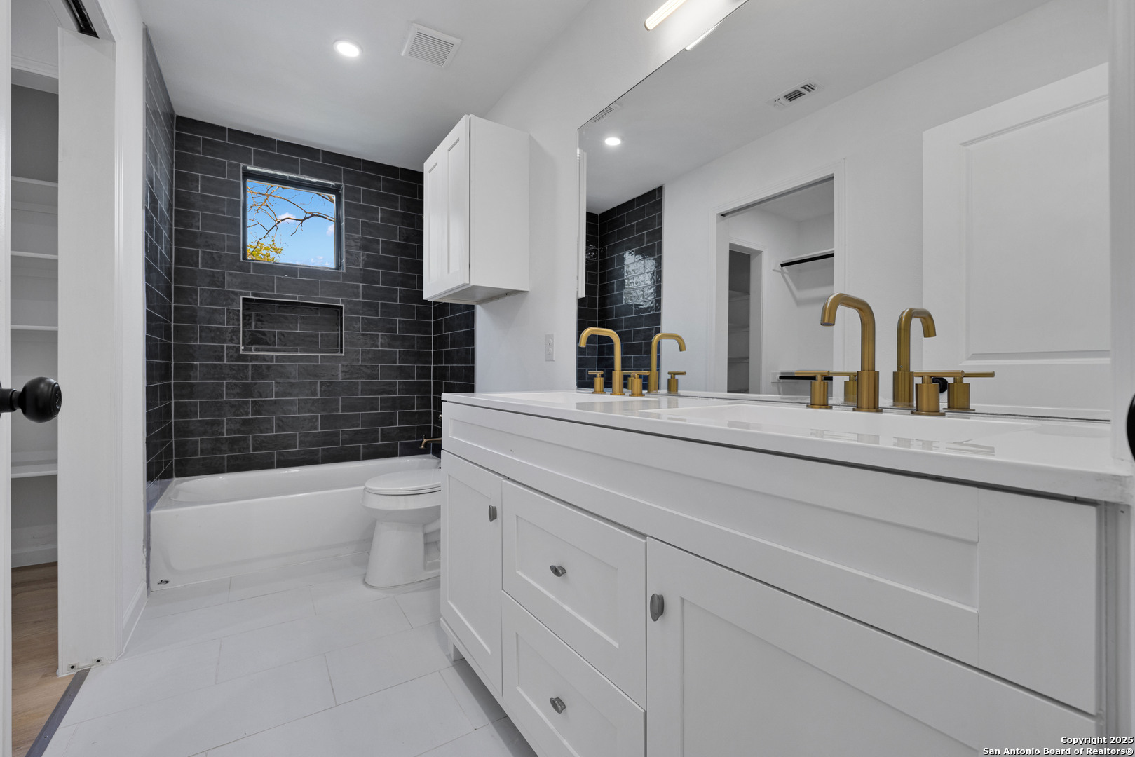 814 Olive, , 78202 — photo 1