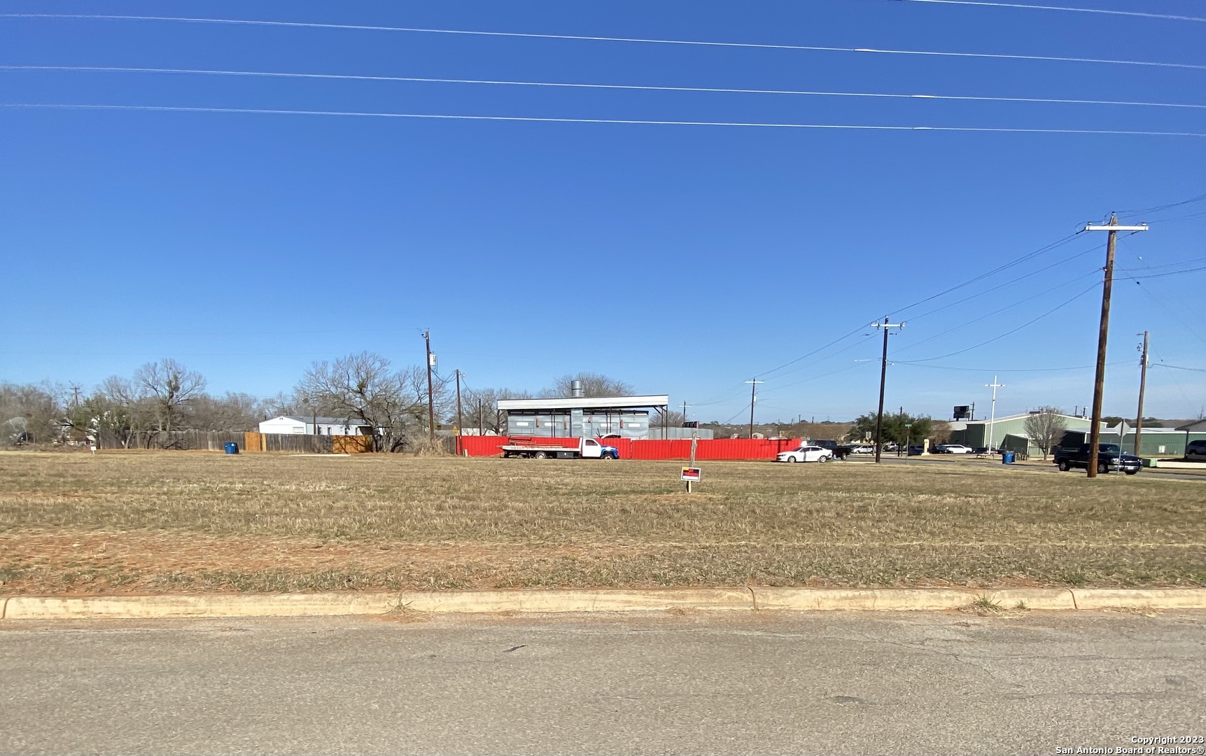 105 Sparrow Ln, Floresville, TX 78114 — photo 1