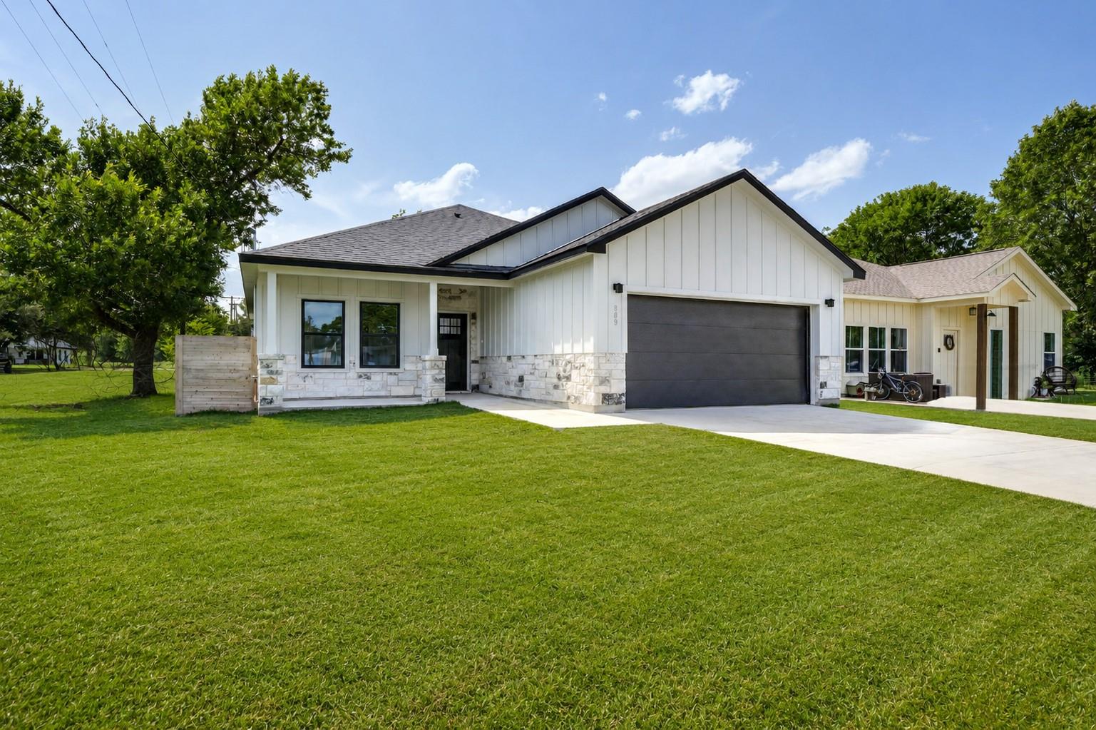 889 Leon, Giddings, TX 78942 — photo 1