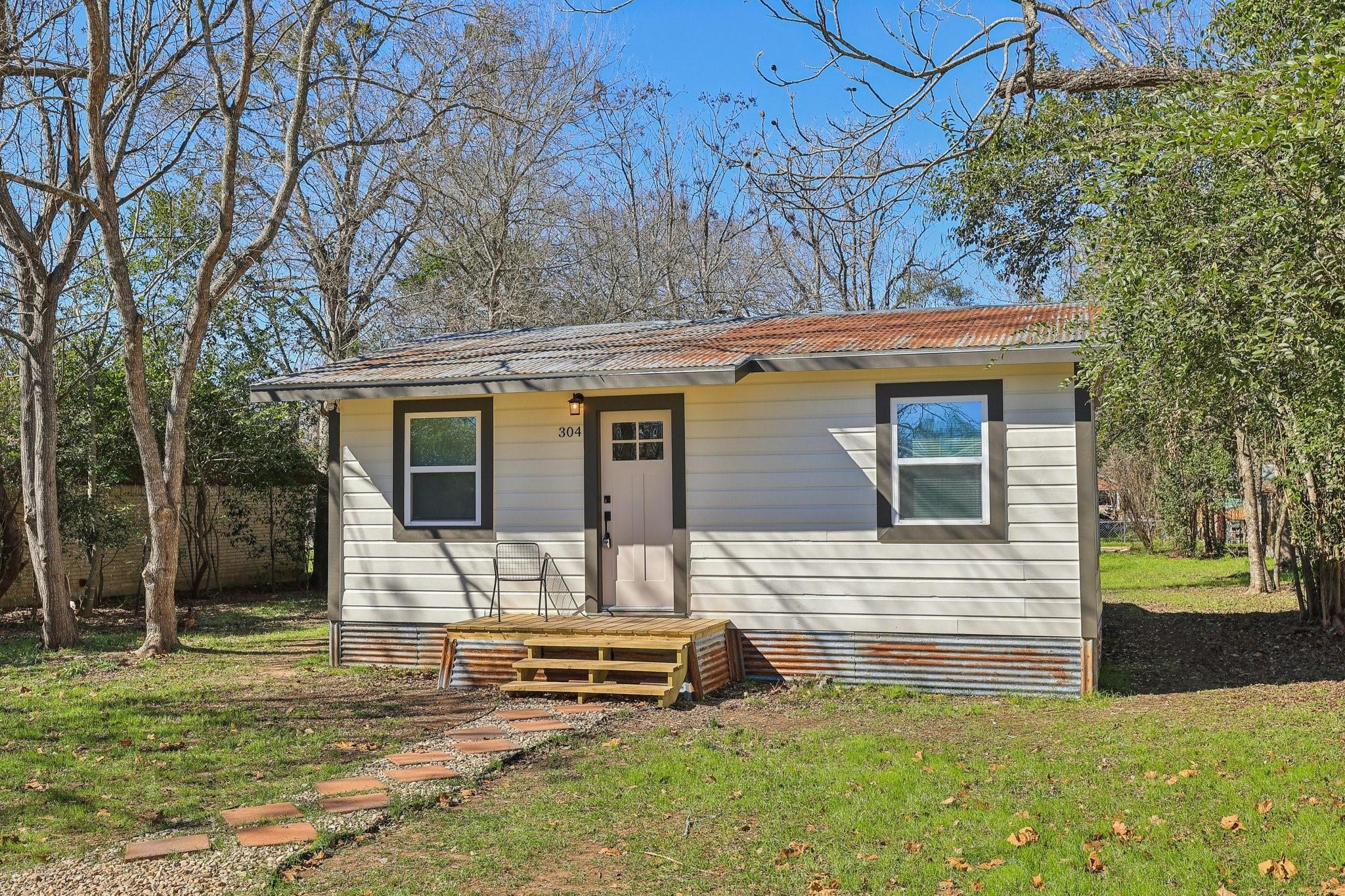 304  Harris St, Smithville, TX 78957 — photo 1