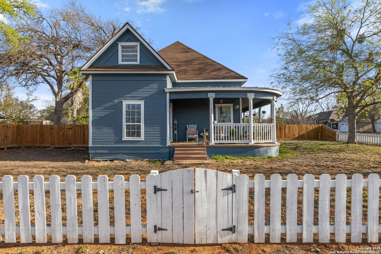 421 E Rio Grande, Pearsall, TX 78061 — photo 1