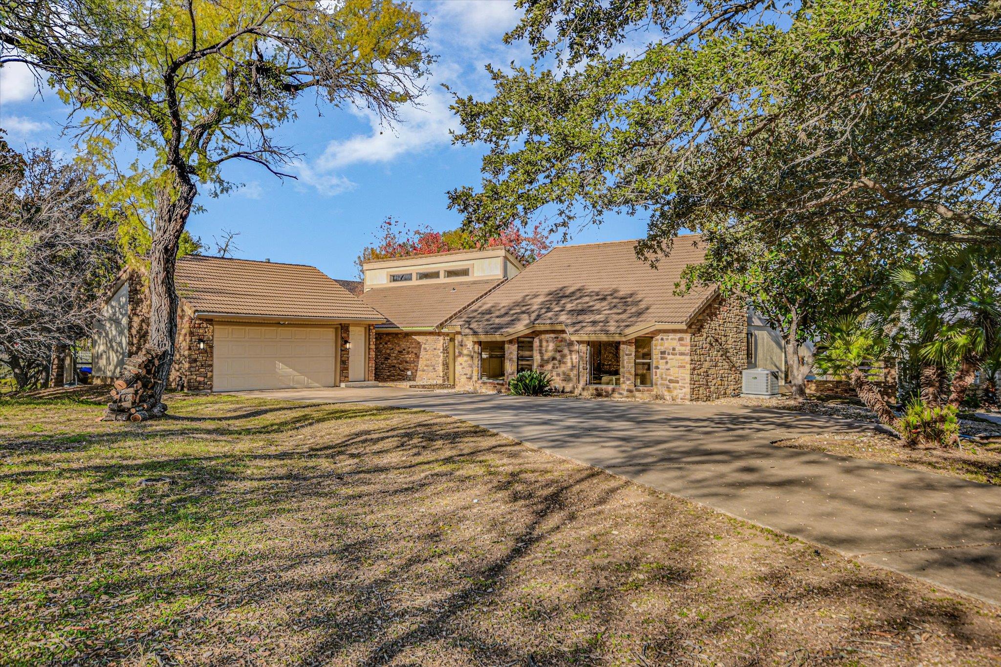 108 Nimrod, Horseshoe Bay, TX 78657 — photo 1