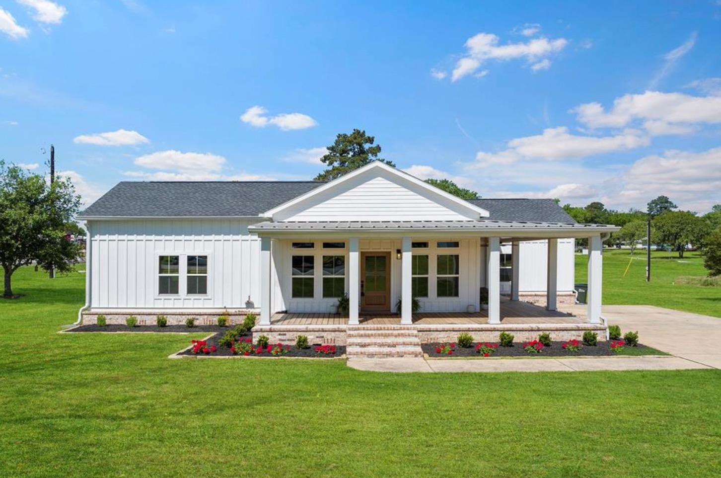 539 Elm, New Ulm, TX 78950 — photo 1