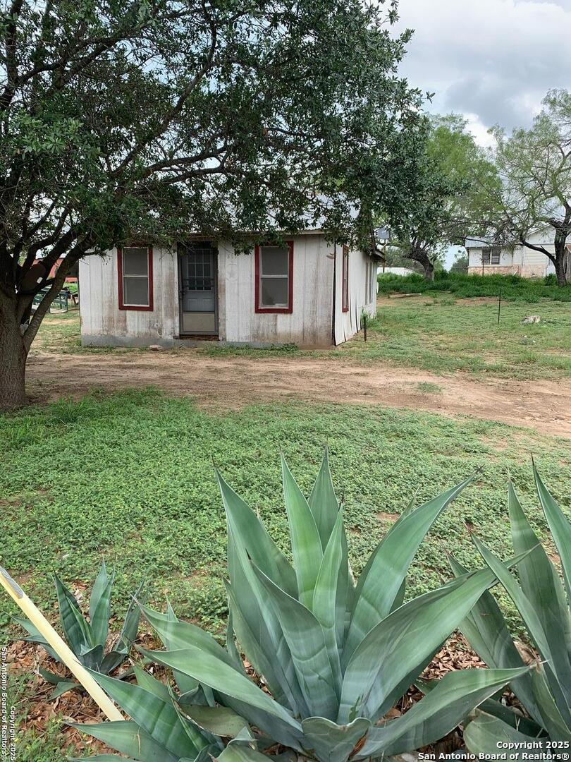 413 Ross, Devine, TX 78016 — photo 1