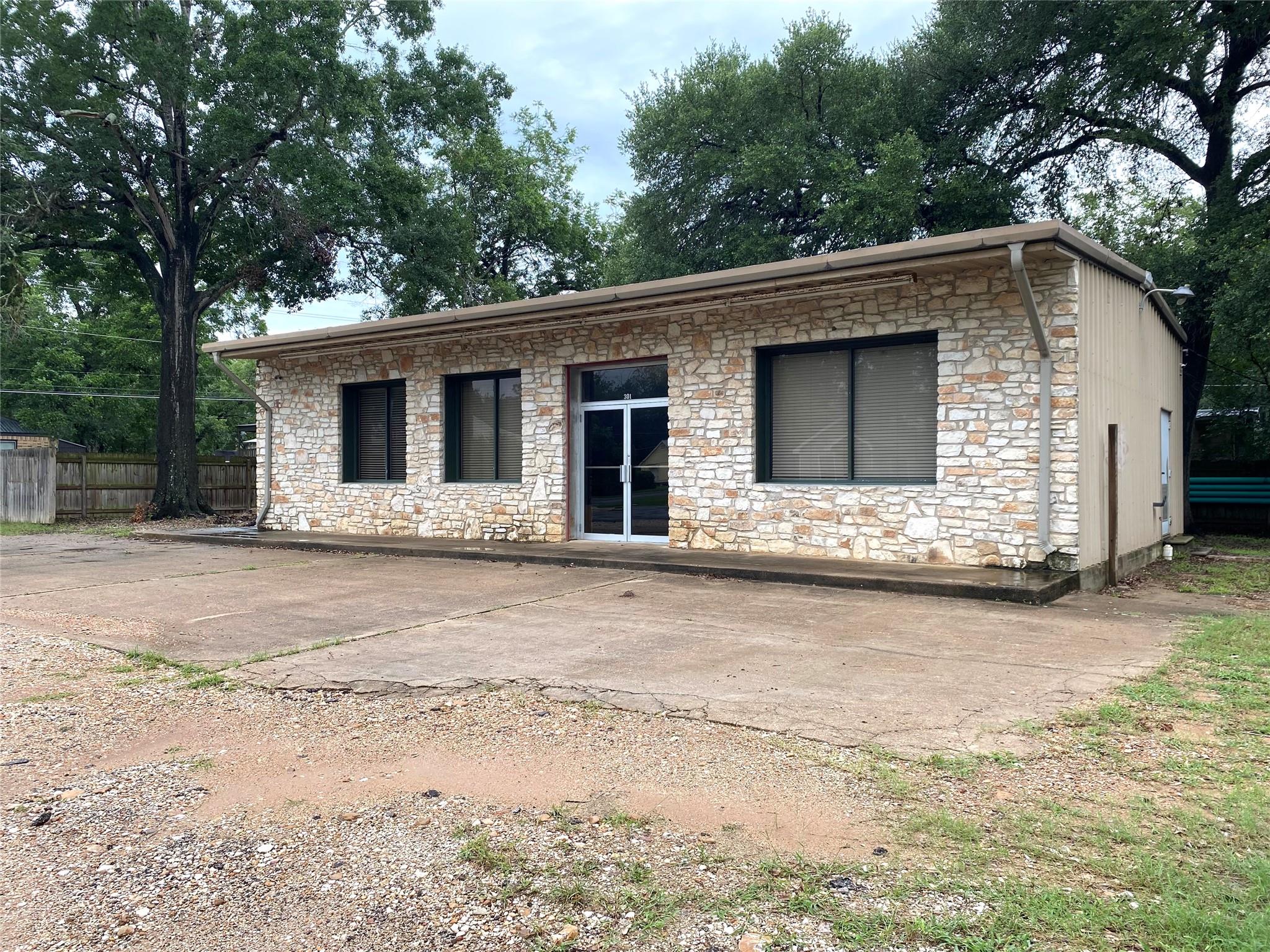 301 Bishop, Smithville, TX 78957 — photo 1