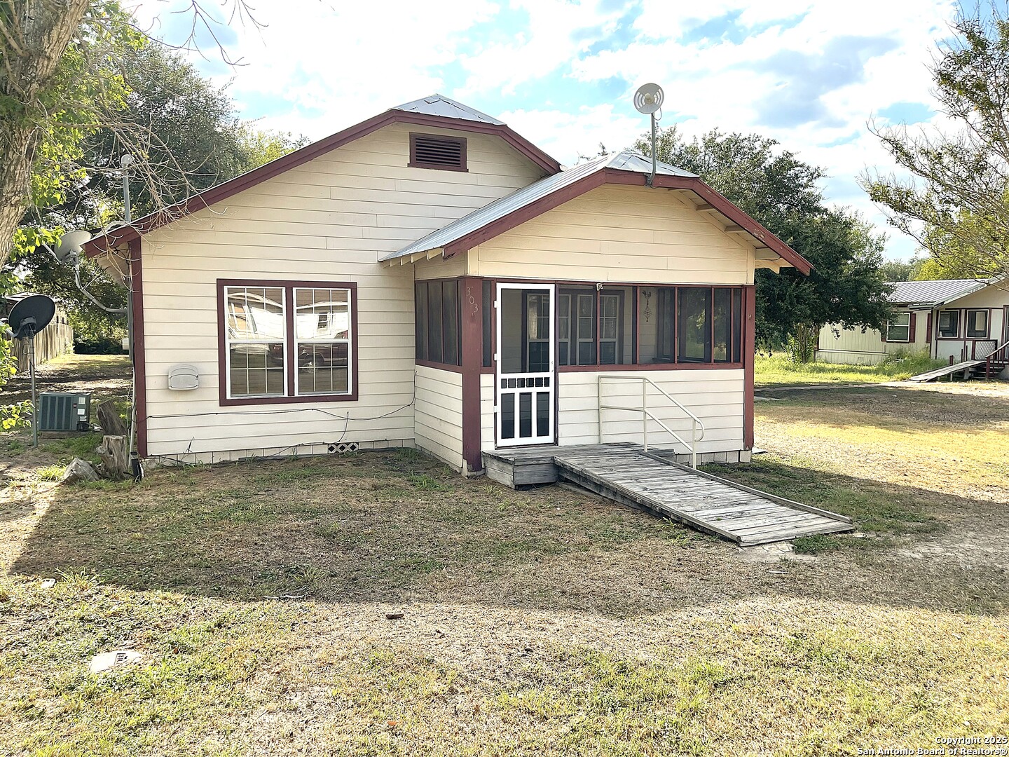 303 milam, Pettus,  78146 — photo 1