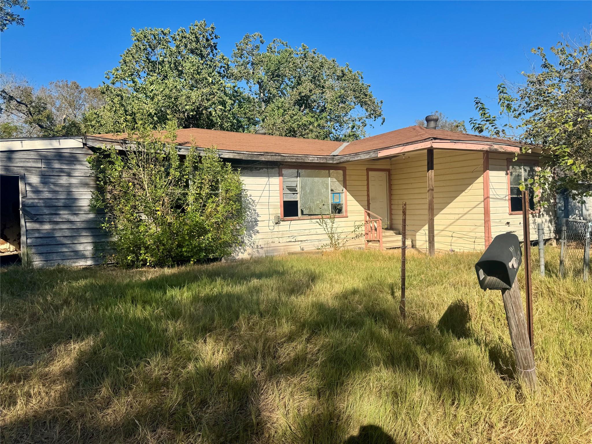 117  Charles St, Cuero, TX 77954 — photo 1