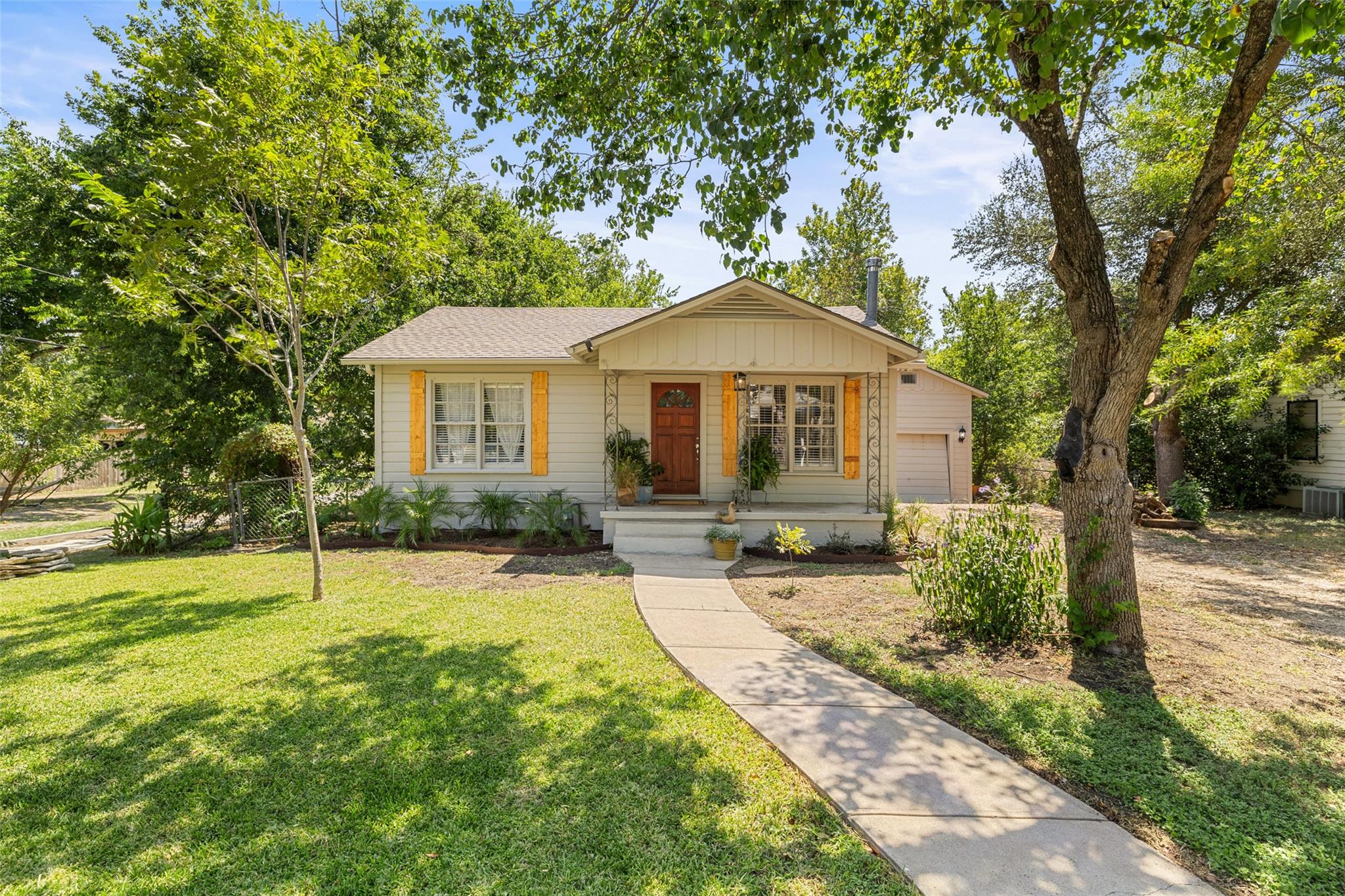 1701 7th, Taylor, TX 76574 — photo 1