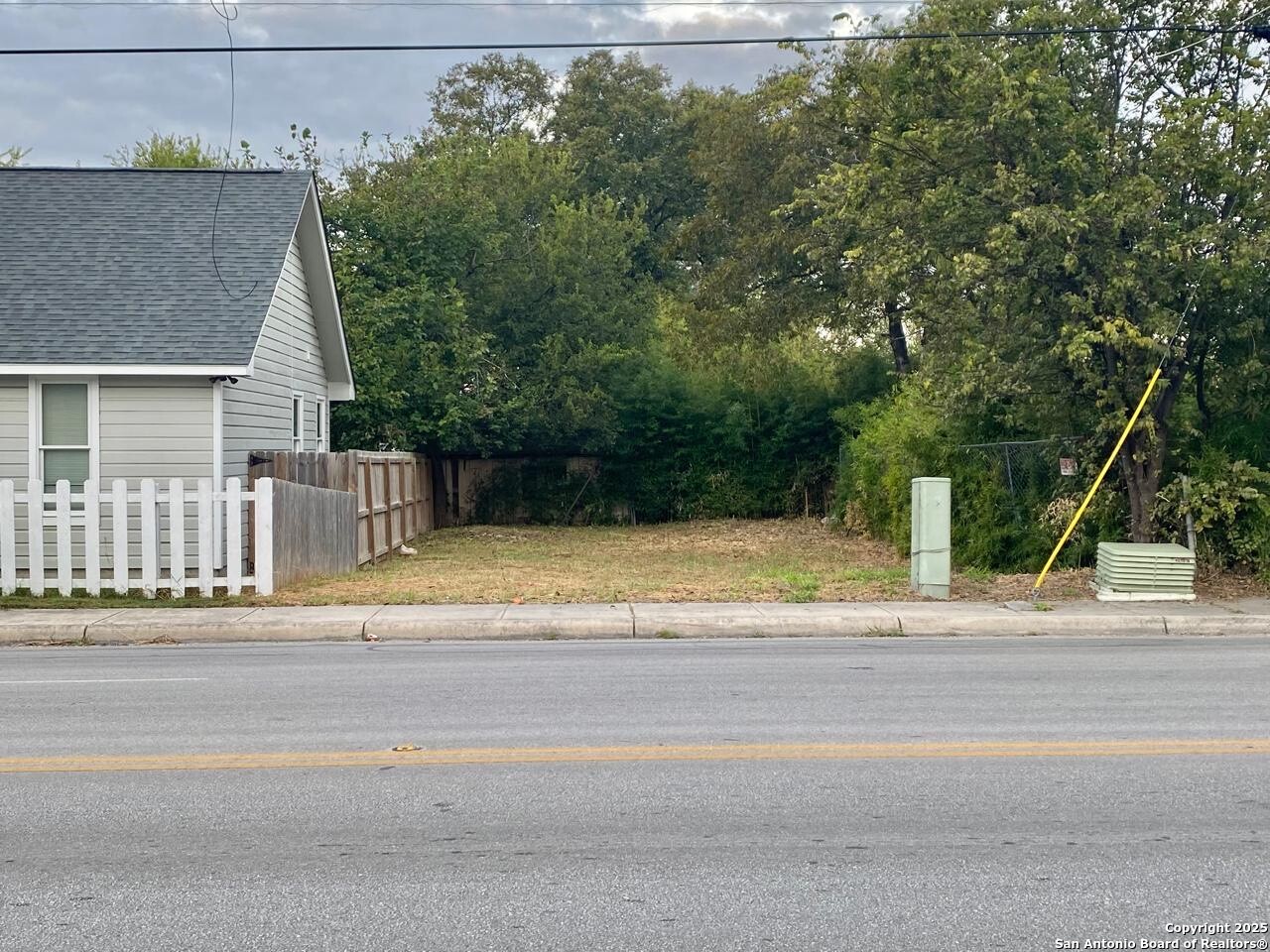 423 N Hackberry St, San Antonio, TX 78202 — photo 1