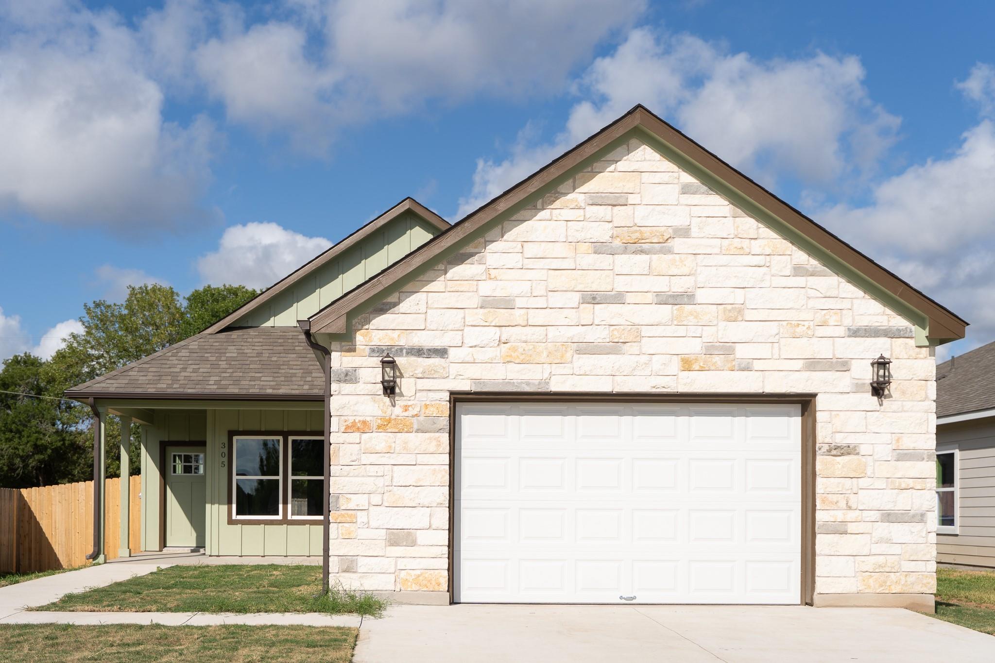 305 String Prairie, Smithville, TX 78957 — photo 1