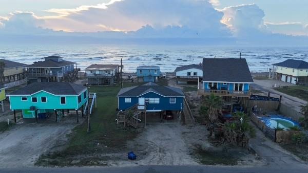 415 Seashell, Surfside Beach, TX 77541 — photo 1