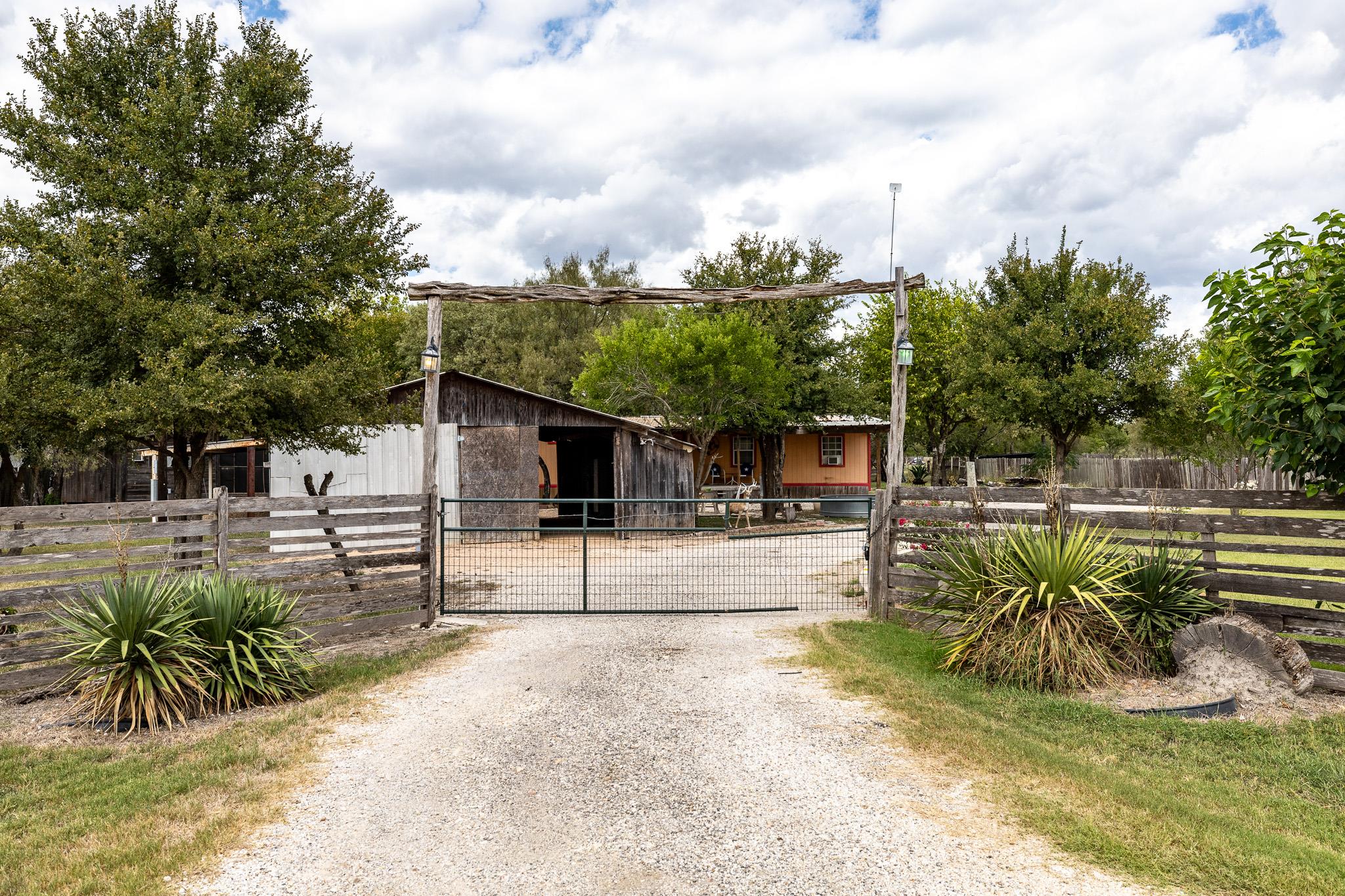 310 Union Hill, Luling, TX 78648 — photo 1