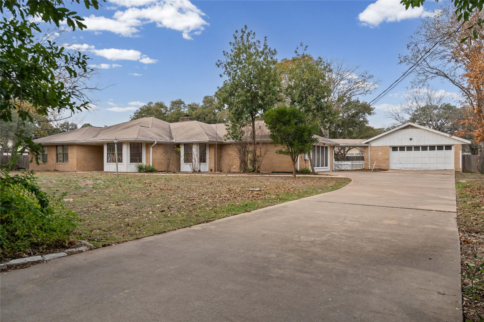 304 Live Oak, Mountain City, TX 78610 — photo 1