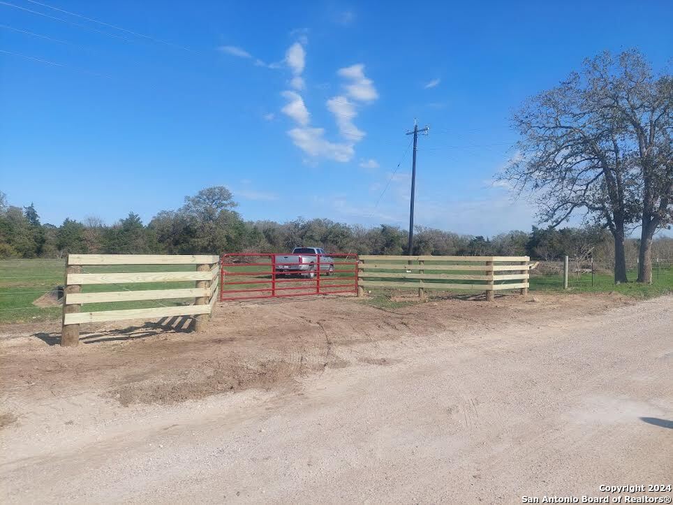 000 CR 401, Waelder, TX 78959 — photo 1