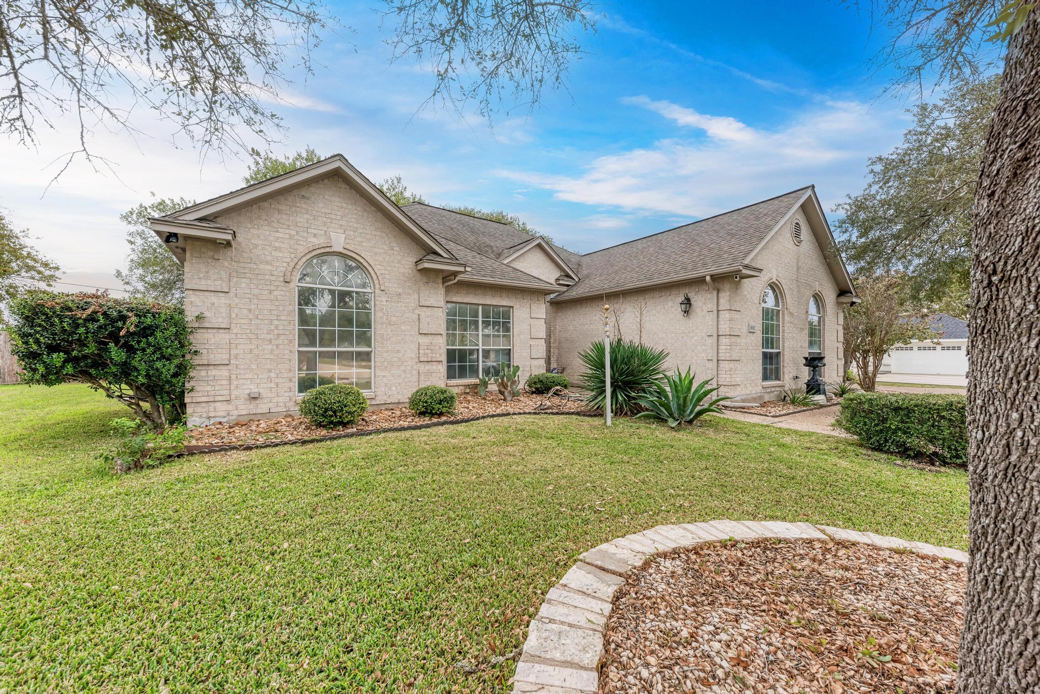 1610 Meadow Ln, Lockhart, TX 78644 — photo 1