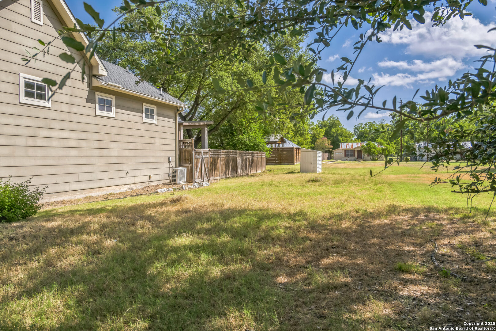 1070 Hayselton