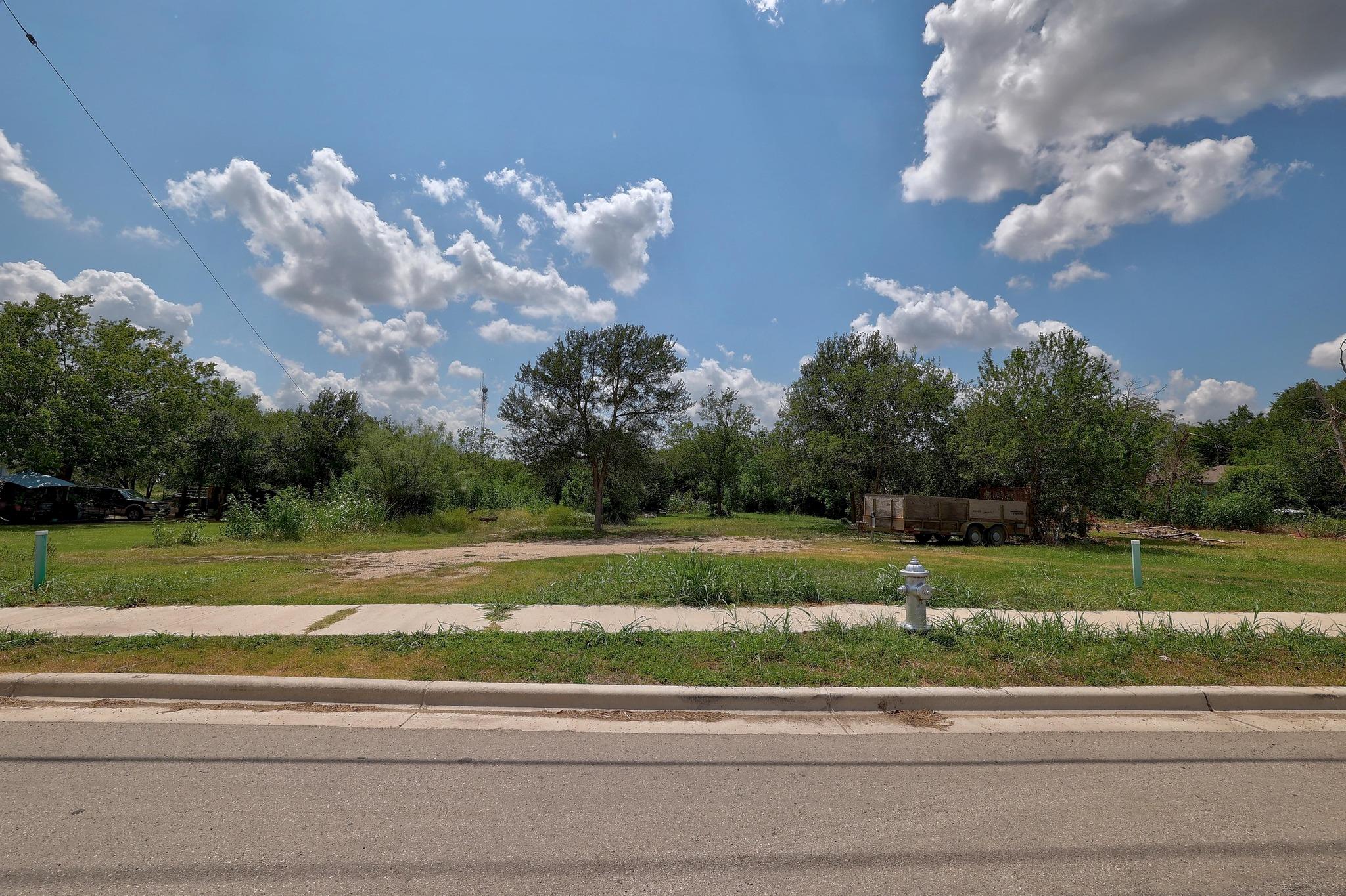 107 N Robinson St, Taylor, TX 76574 — photo 1