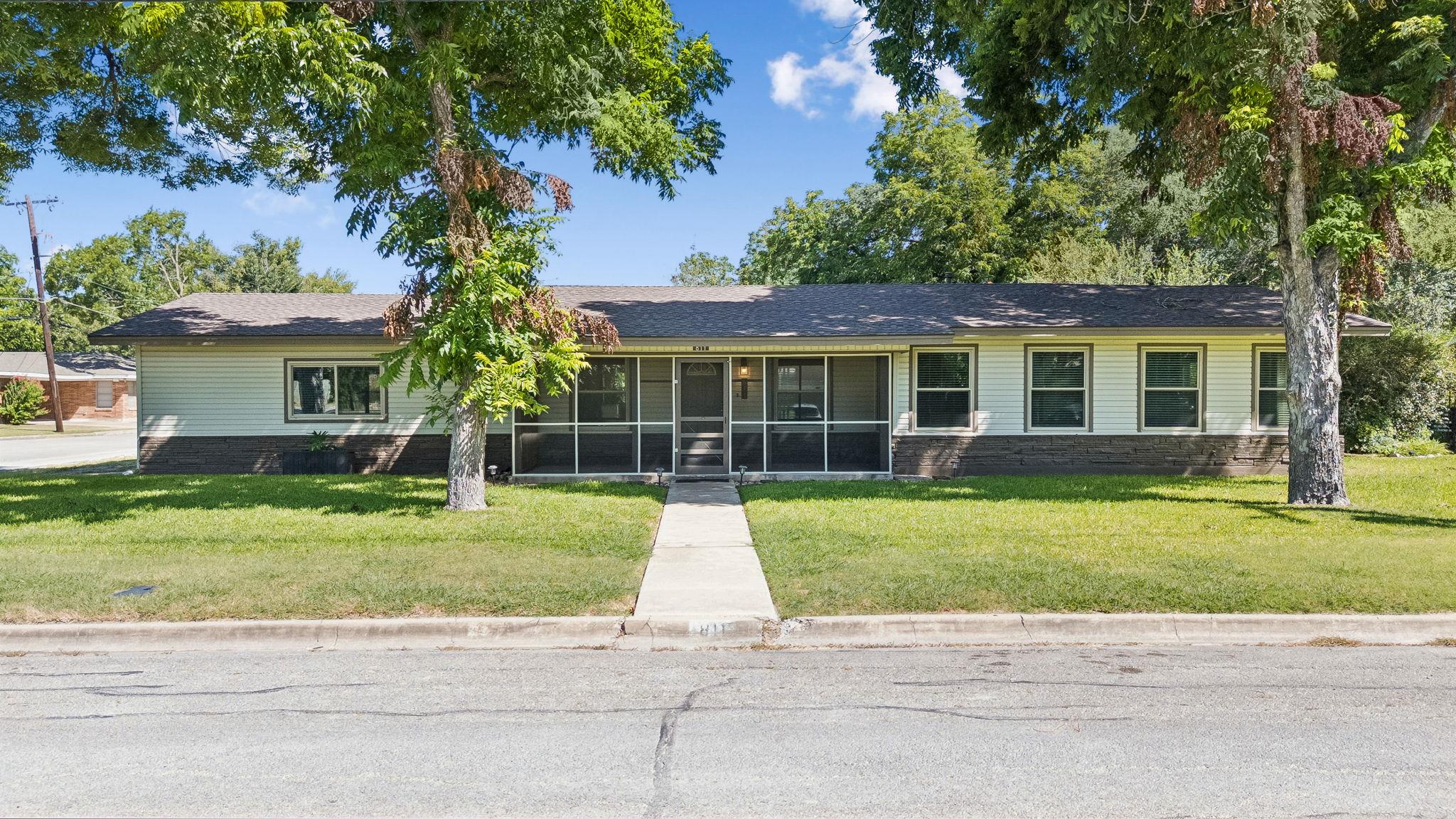 811 Nixon St, Lockhart, TX 78644 — photo 1