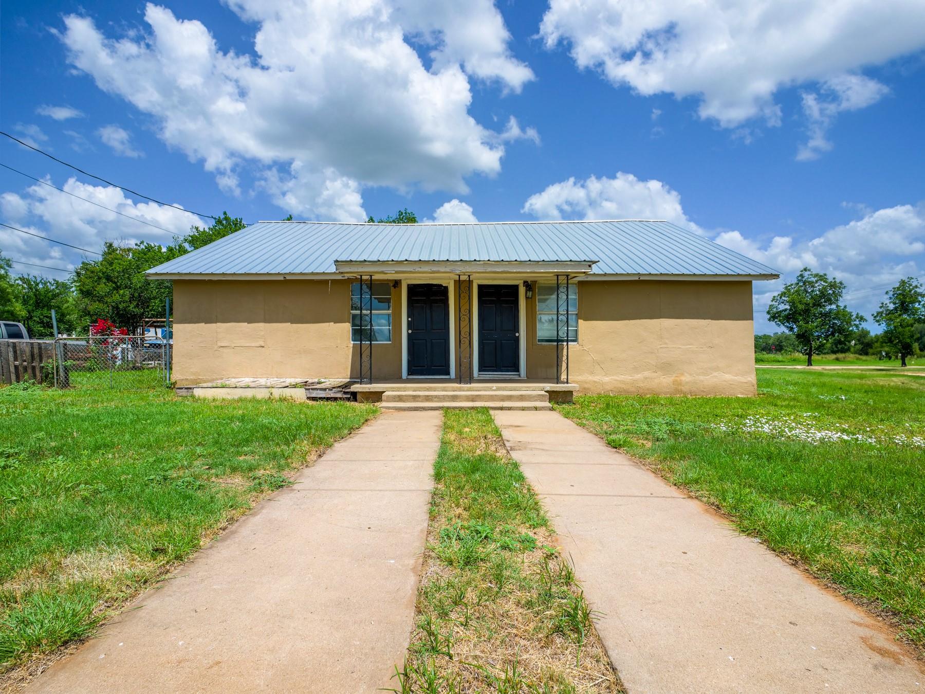 1004 Avon Ave, Llano, TX 78643 — photo 1